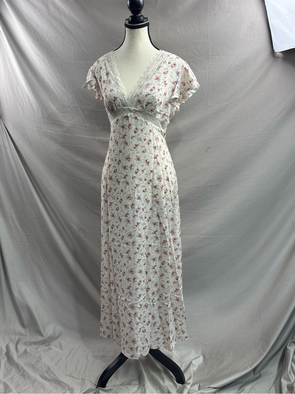Vintage-Inspired Floral Lace-Trim Maxi Dress - Picture 8 of 10